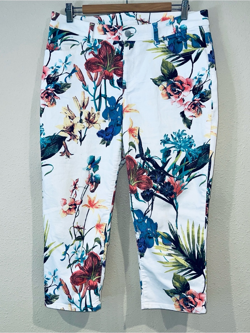 Women’s Chico’s size 1.5 Floral perfect stretch girlfriend slim leg capri pants